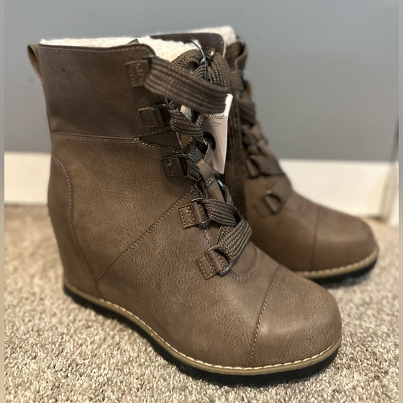 Universal Thread -  Taupe Lace-Up Wedge Boots (Size 7.5) - Picture 1 of 8